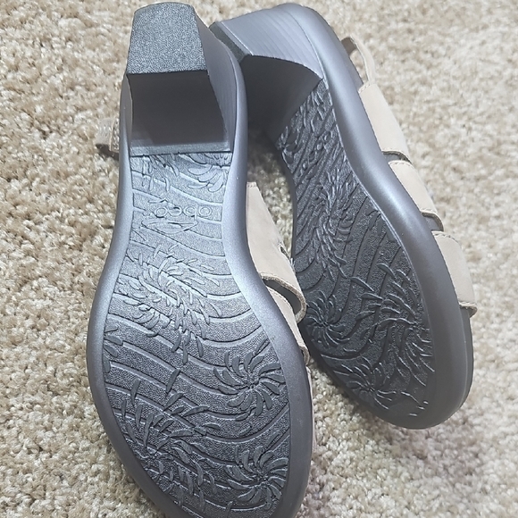 Abeo Women's Tan Strappy Sandals - Picture 3 of 6